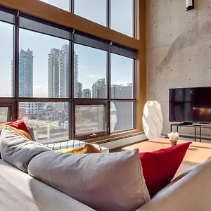 New Huge Penthouse Loft, Rooftop Patio, Bbq, Parking, Coffee Holiday home Calgary