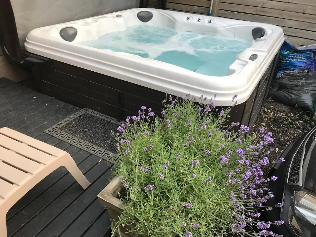 Love-Nest With Private Hot Tub Toronto Apartment