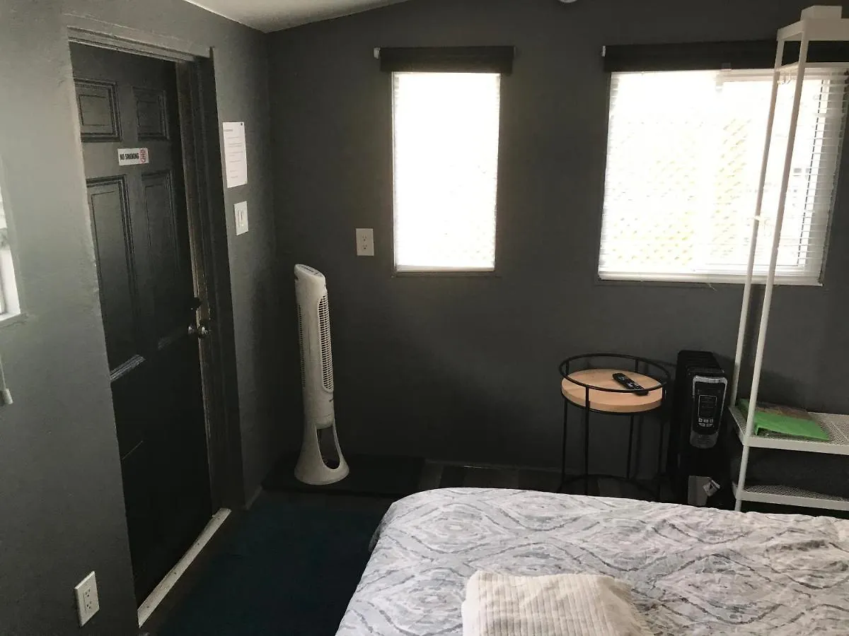 Love-Nest With Private Hot Tub Toronto 0*,