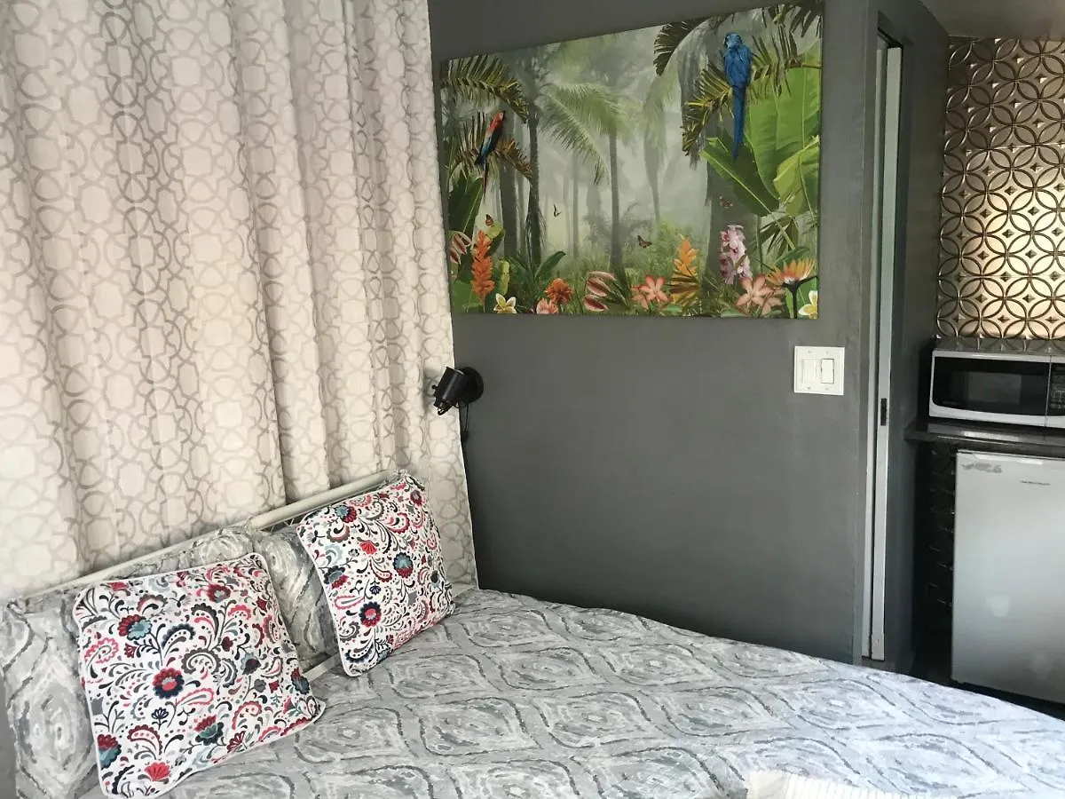 Love-Nest With Private Hot Tub Toronto Apartment