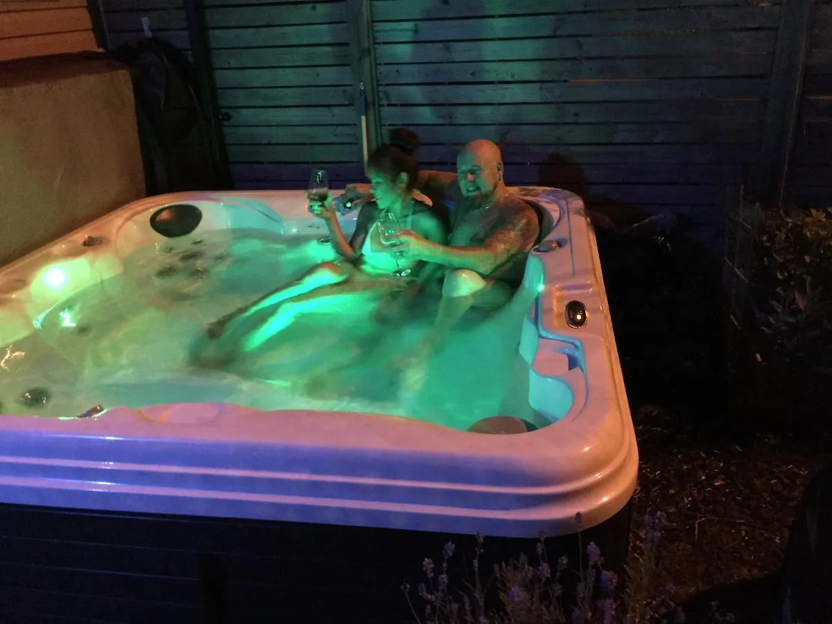 Apartment Love-Nest With Private Hot Tub Toronto