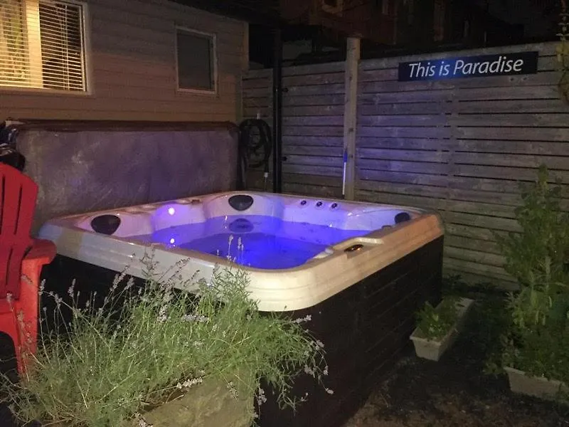 Love-Nest With Private Hot Tub Toronto